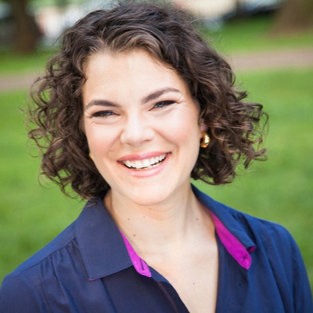 Headshot of Renée Vassilos.